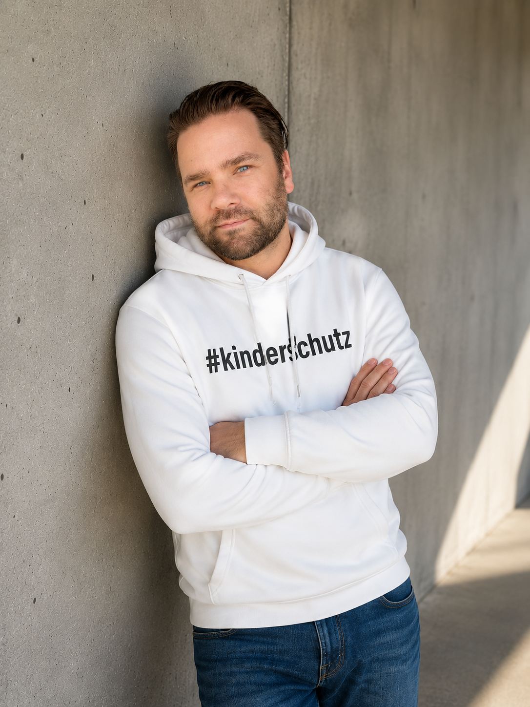 Björn Scholz lehnt an einer Betonwand, Portrait